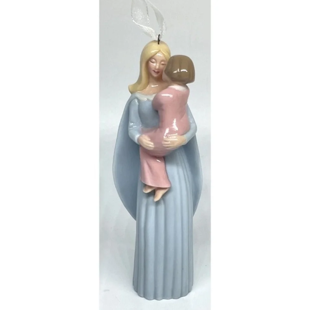 2005 Hallmark Angel on Earth Christmas Ornament‎ Porcelain in Box